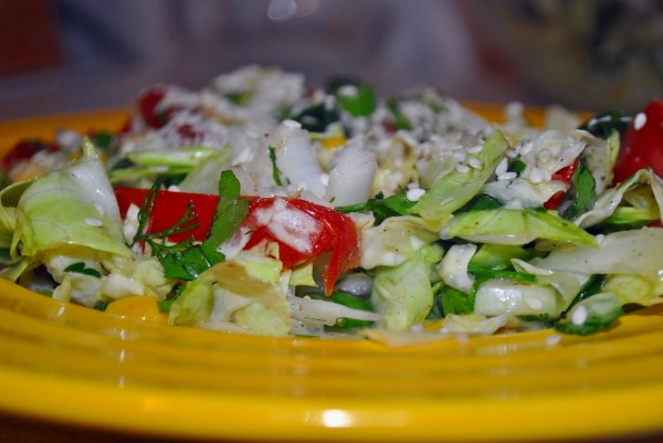 Овощной салат из капусты, помидор, зеленого лука, кукурузы и семечек кунжута